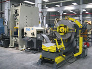 Le petit pain d&amp;#39;aluminium en métal emboutissant recevant la chaîne de production automatisée de machine de poinçonnage